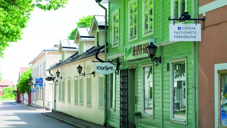 En gata med gamla trähus.