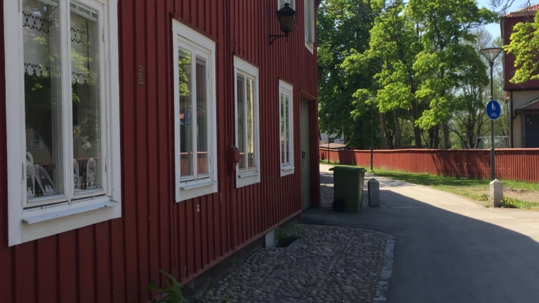 Ett äldre rött tvåvåningshus.