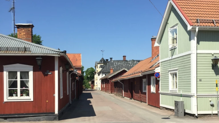 En gatukorsning med äldre trähus.