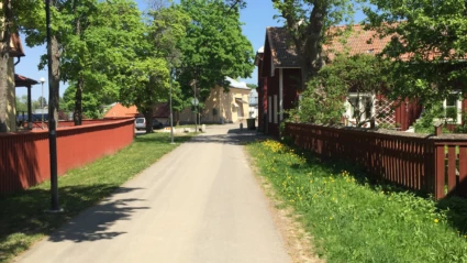 En gata med äldre trähus.