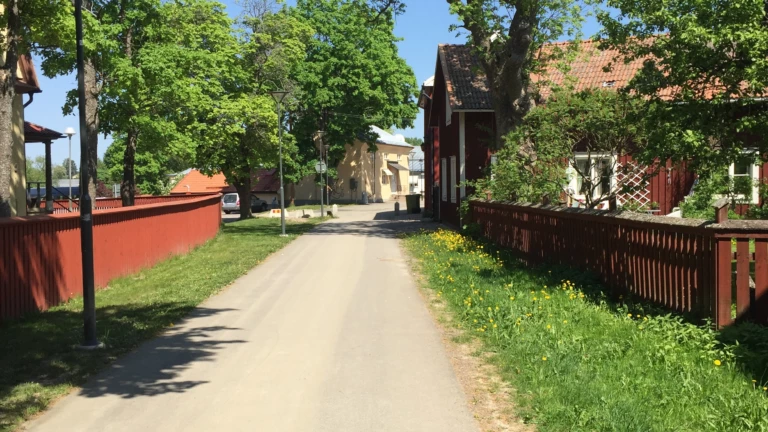 En gata med äldre trähus.