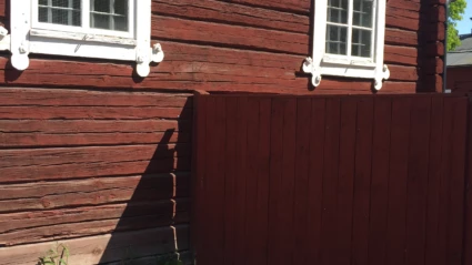 Ett rött äldre trähus.
