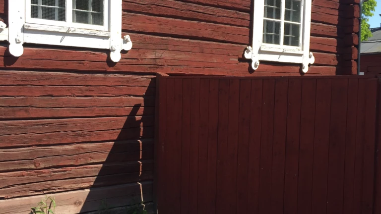 Ett rött äldre trähus.