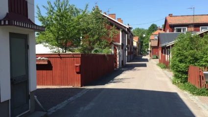En smal gata med gamla trähus.