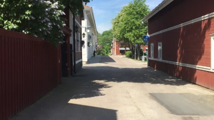En smal gata med gamla trähus.