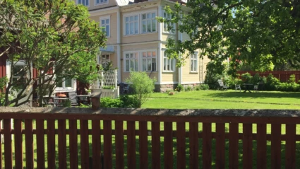 Detalj av staket och byggnad.