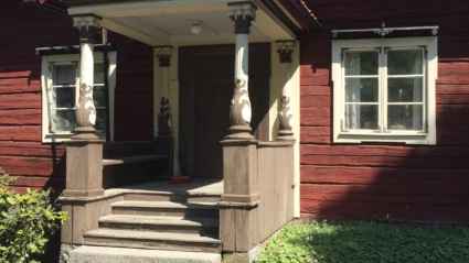 Ett äldre rött hus.