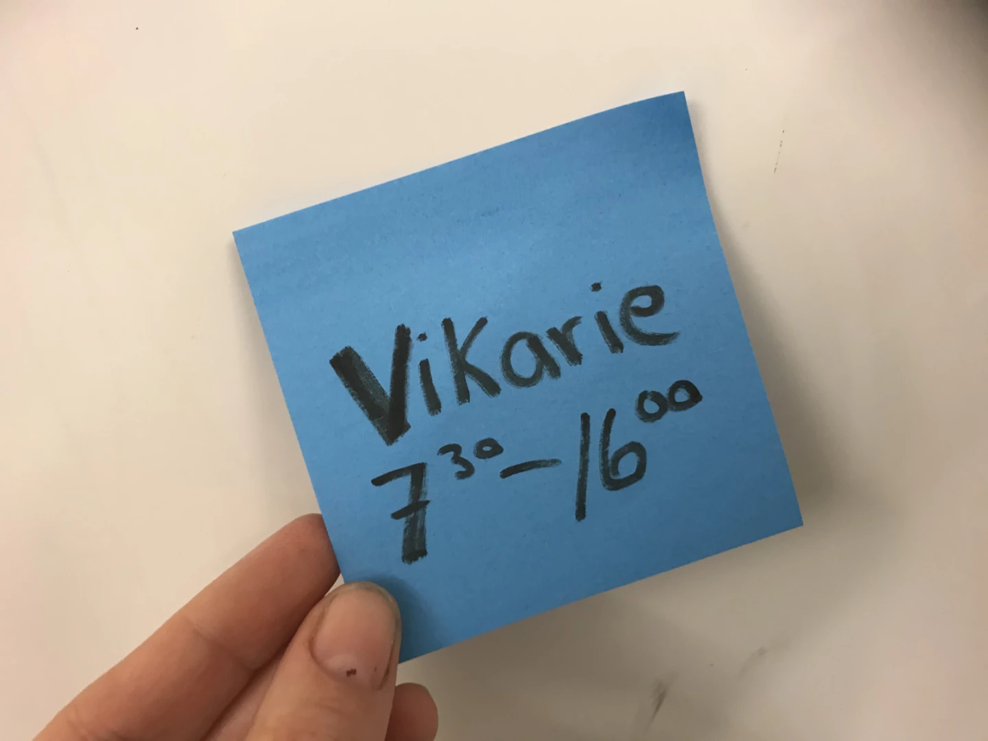Notislapp med texten vikarie
