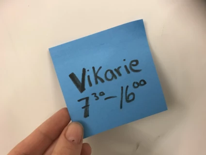 Notislapp med texten vikarie