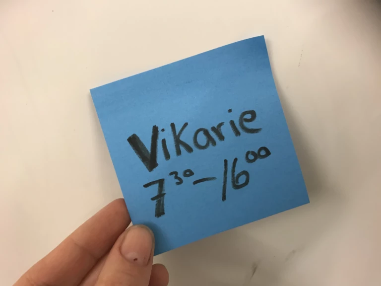 Notislapp med texten vikarie