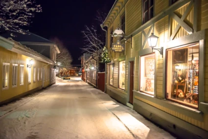 gata i Säter, upplyst av fasadgranar.