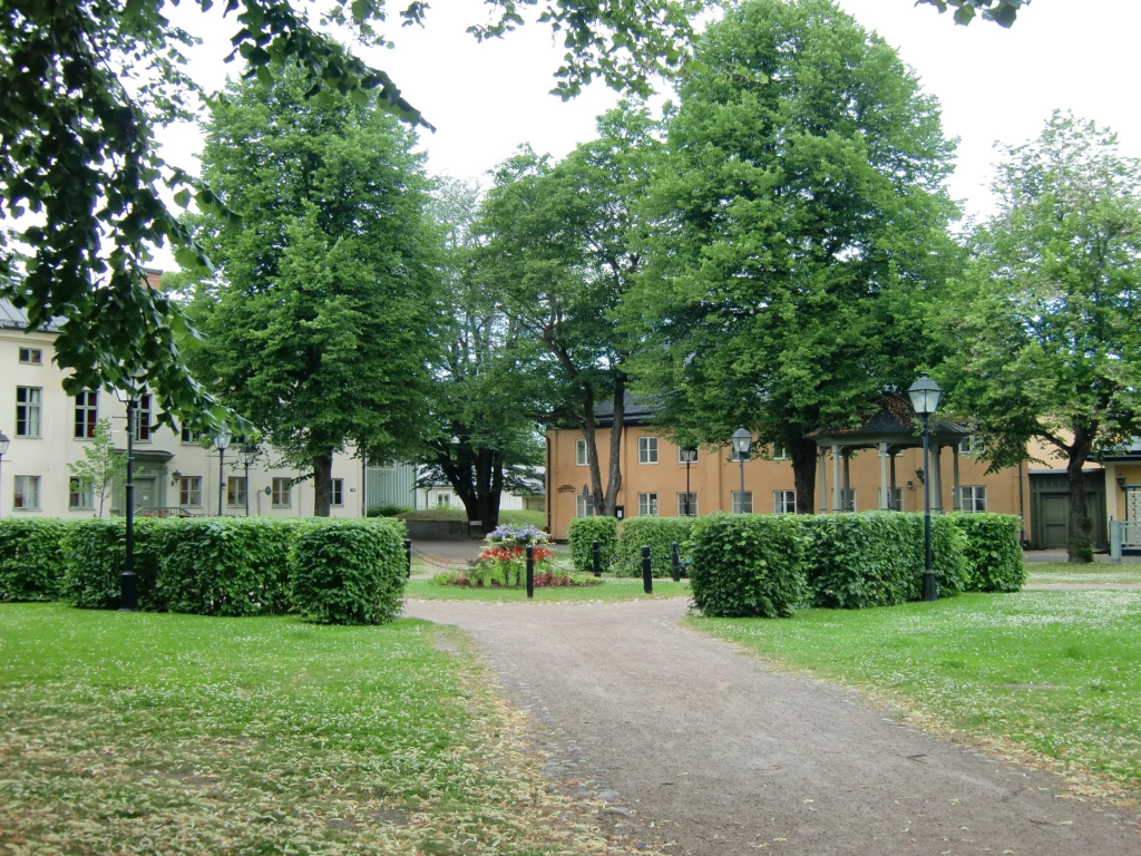 En park och hus i en stadd