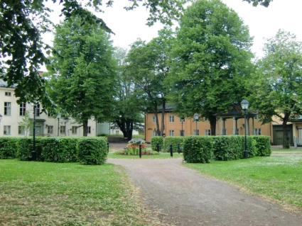 En park och hus i en stadd