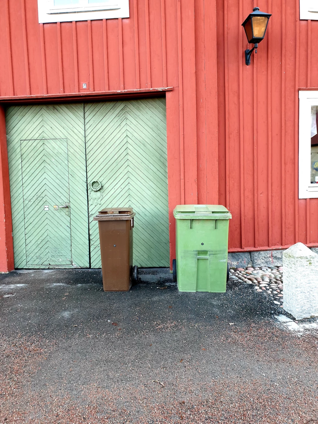 Två sopkärl med rätt avstånd mellan kärlen.