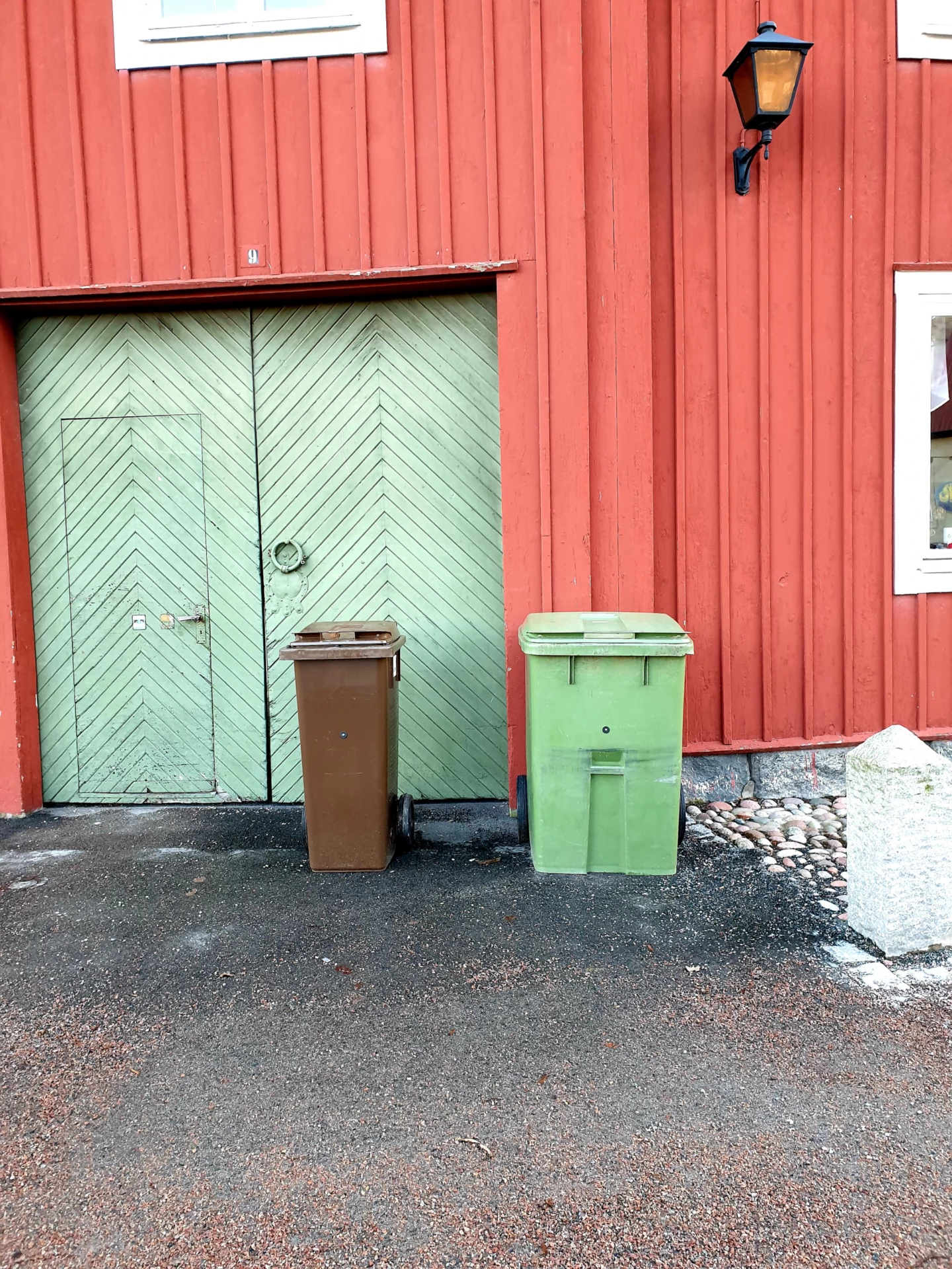 Två sopkärl med rätt avstånd mellan kärlen.