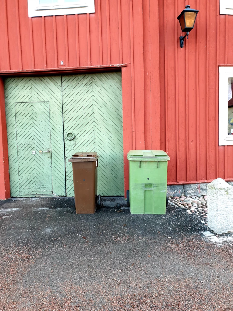 Två sopkärl med rätt avstånd mellan kärlen.