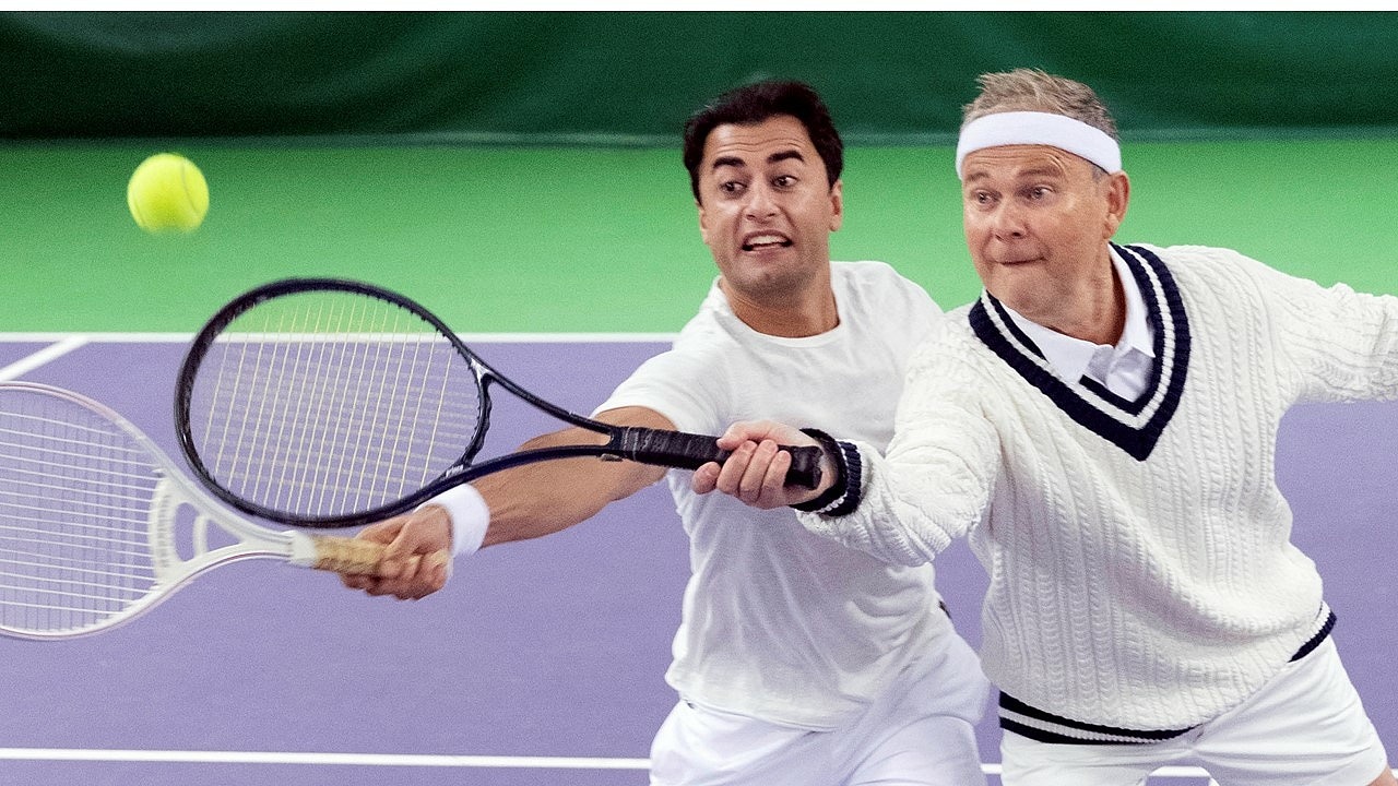 två personer spelar tennis