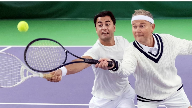 två personer spelar tennis
