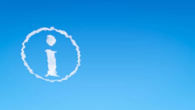 en himmel med ett moln som formar en ring med bokstaven i inuti