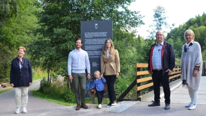 Ylav Thörn från Länsstyrelsen Dalarna, tillsammans med Mats Nilsson, kommunstyrelsens ordförande samt Marita Skog, kommundirektör, välkomnad Prins Gabriel med föräldrar till Säterdalen.