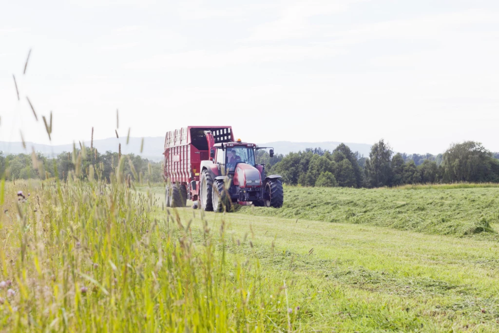 röd traktor säters kommun fotograf helena blom