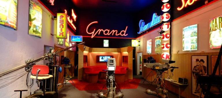 Ett foto taget inifrån Film och Biografmuséet i Säter. I rummet finns gamla bioskyltar, inspelningskameror och rekvisita.