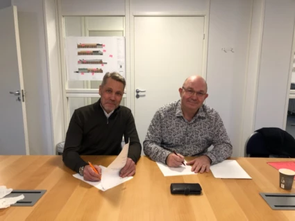 Håka Wigholm och Mats Nilsson signerar.