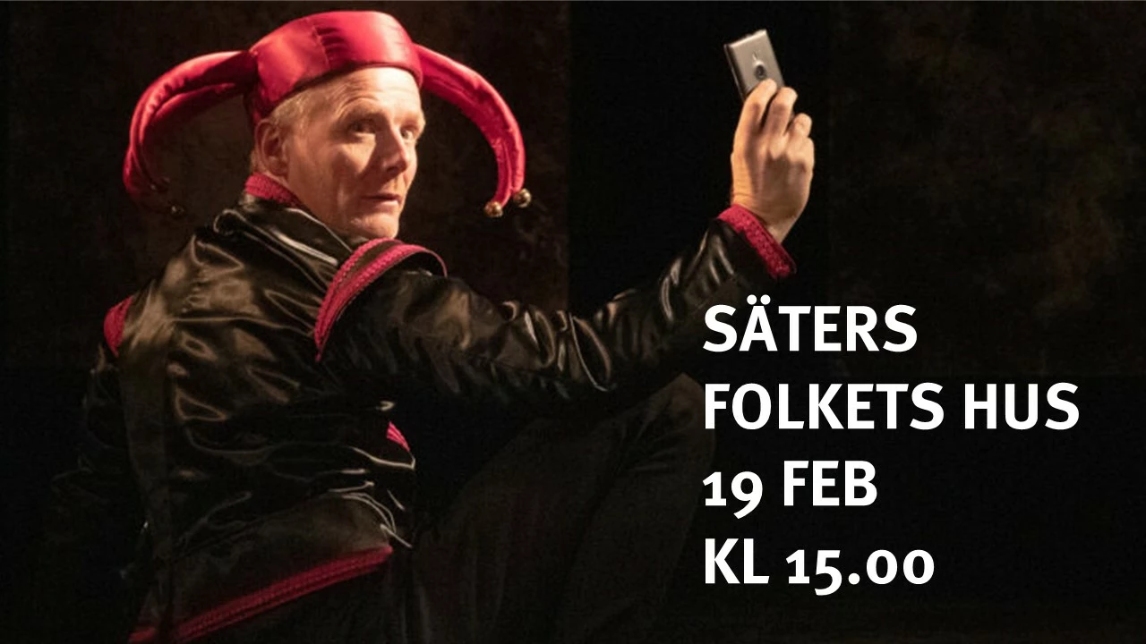 En man föreställande Gustav Vasa står på en teaterscen och tar en selfie med en mobiltelefon. PÅ bilden står det skrivet: Säters folkets hus, 19 februari, kl. 15.00
