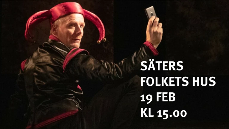 En man föreställande Gustav Vasa står på en teaterscen och tar en selfie med en mobiltelefon. PÅ bilden står det skrivet: Säters folkets hus, 19 februari, kl. 15.00