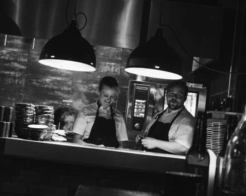 bild på kockarna emma och linus i köket på restaurang skedvi bröd