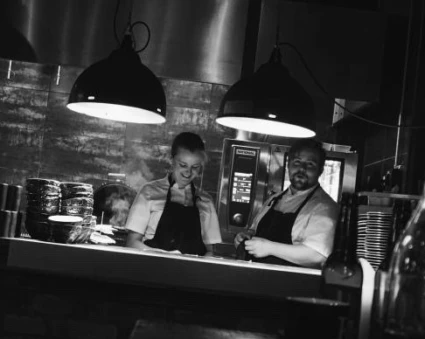 bild på kockarna emma och linus i köket på restaurang skedvi bröd