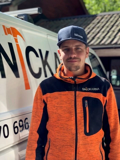Alexander Eriksson på Snickarna i Säter vid sin bil.