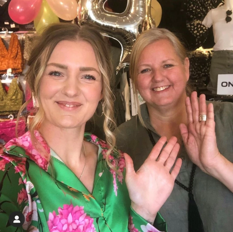 Amanda och Jane på Janes underkläder