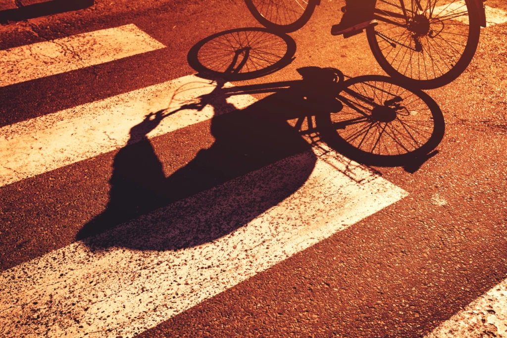 cykel passerar övergångsställe.