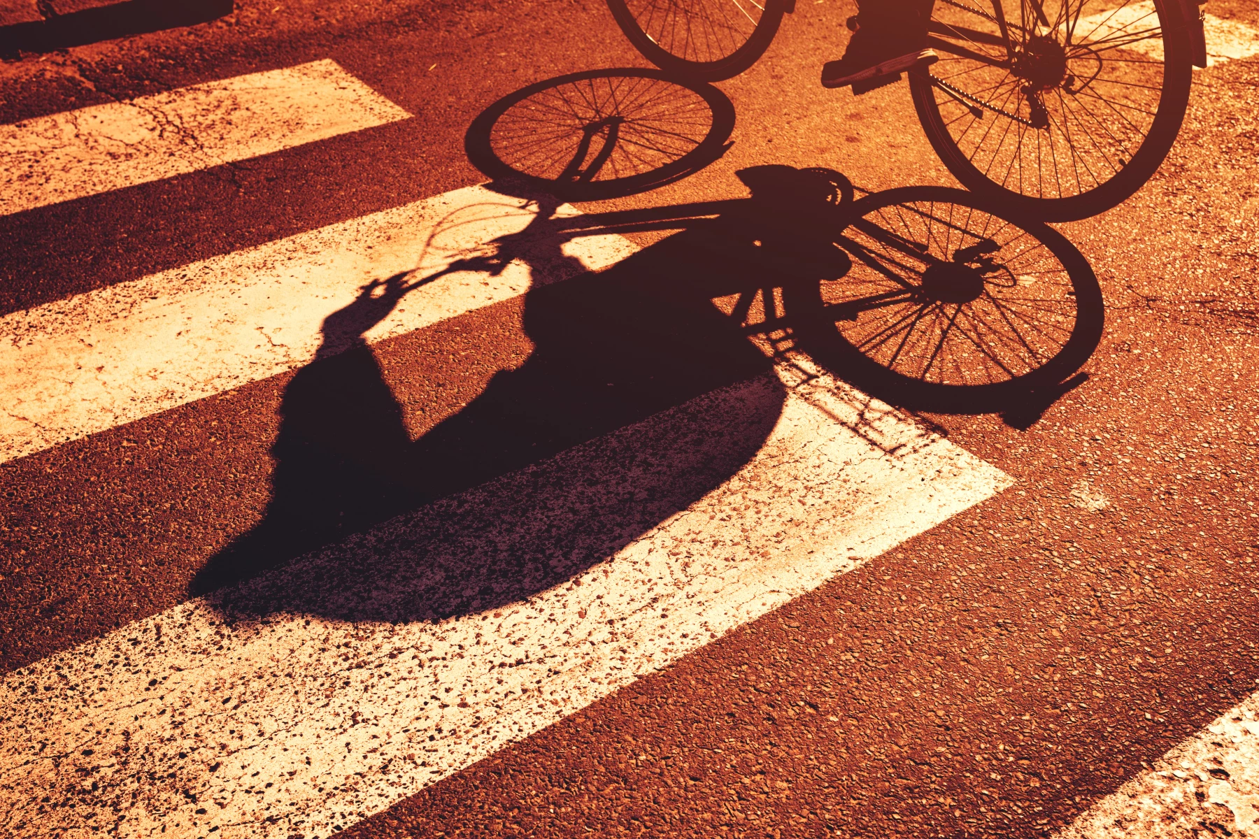 cykel passerar övergångsställe.