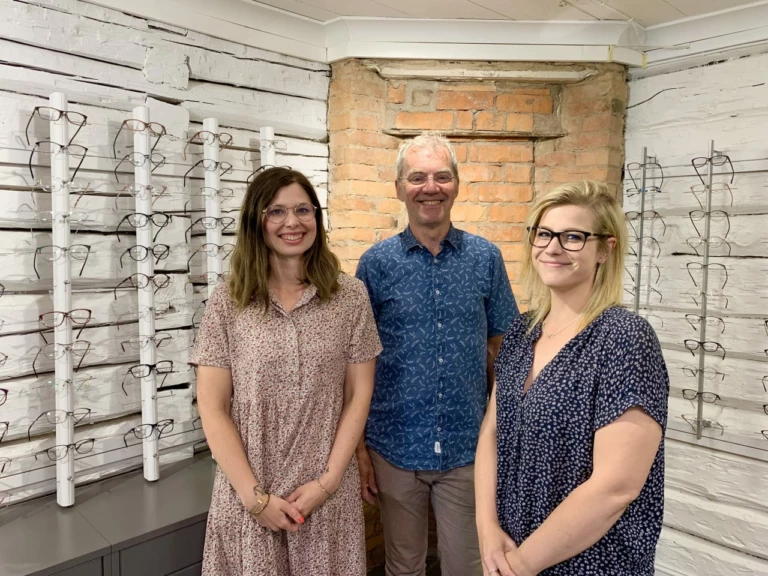Gänget på runes optik i glasögonbutiken