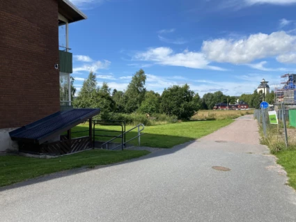 Gångväg mot Falkgränd där grävningsarbete kommer ske.