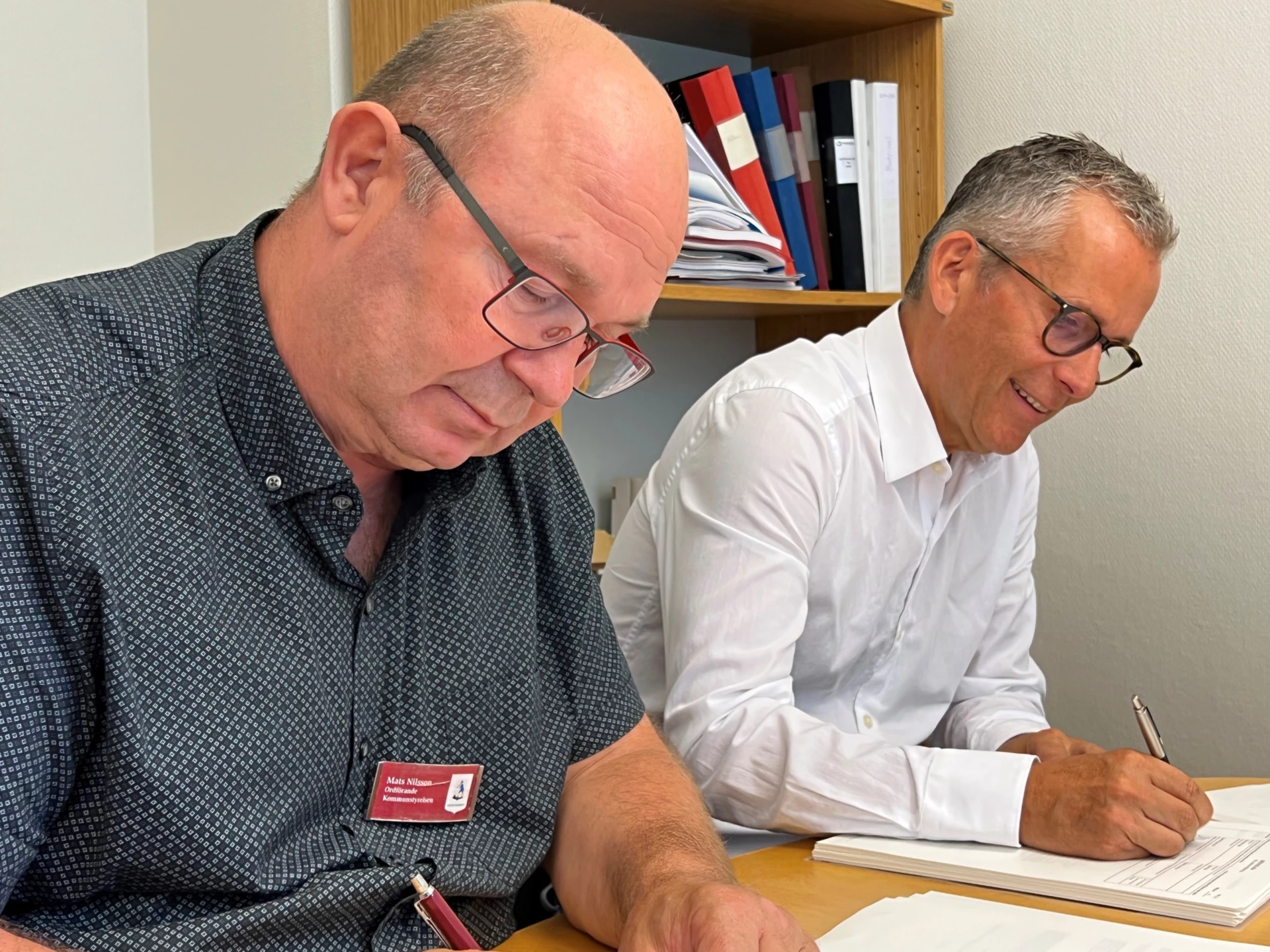 Mats Nilsson och Krister Karlsson signerar avtal för förskola och bostäder.