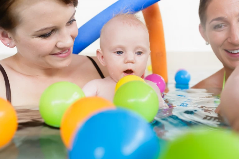 mamma och baby på babysim