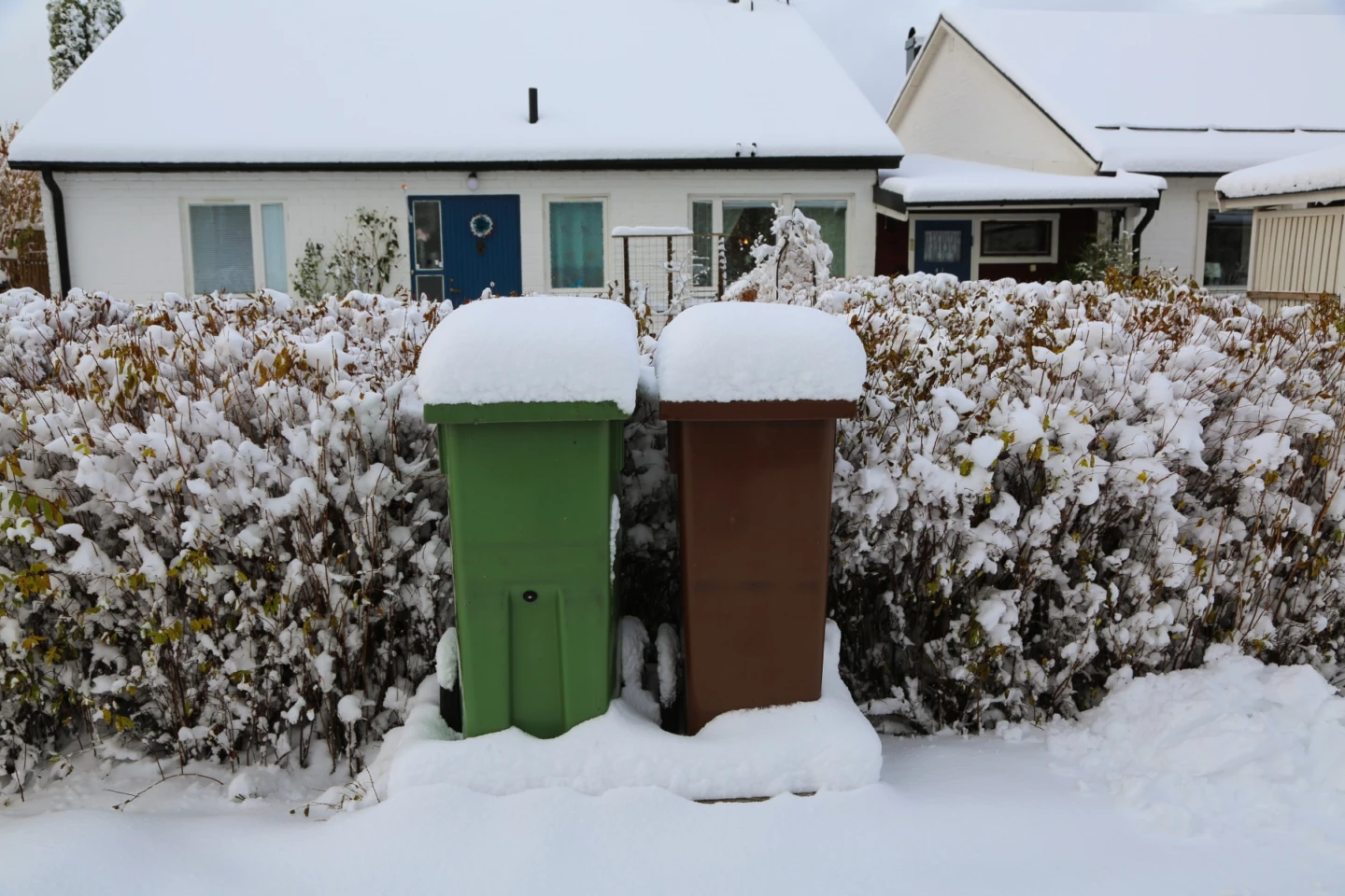 Avfallskärl i snö