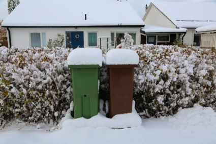 Avfallskärl i snö