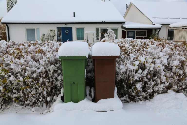Avfallskärl i snö