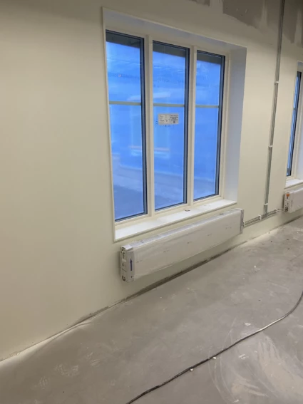 fönster på plats på Prästgärdet.