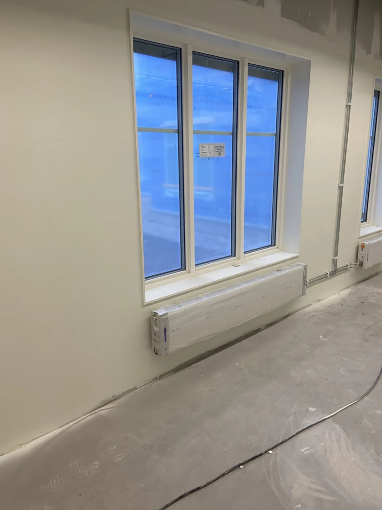 fönster på plats på Prästgärdet.