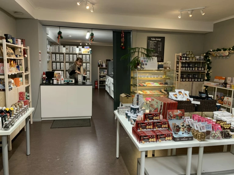Charlotte Hållén i sin butik Hencha i Säter