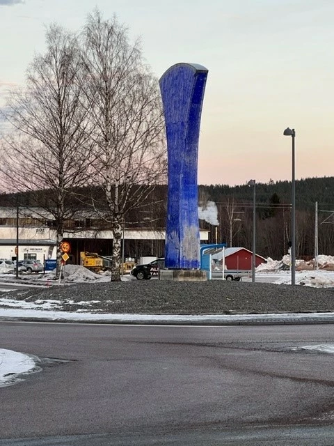 Konstverk i rondell.