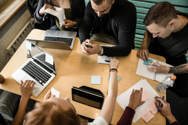 Några studenter grupparbetar på universitetet.