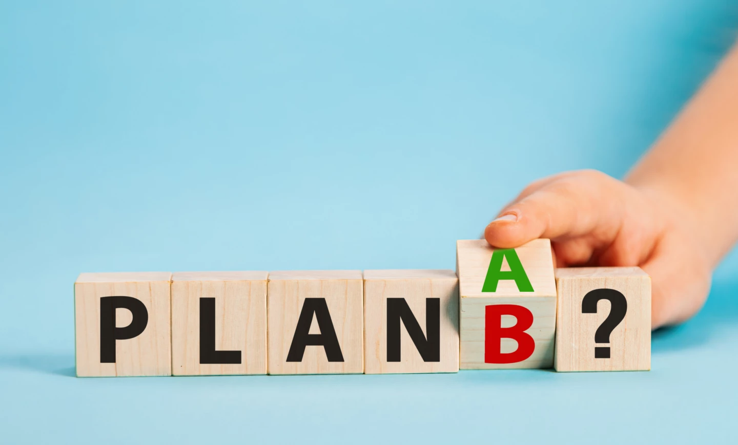 Träklossar med bokstäver som bildar ordet Plan A/B?