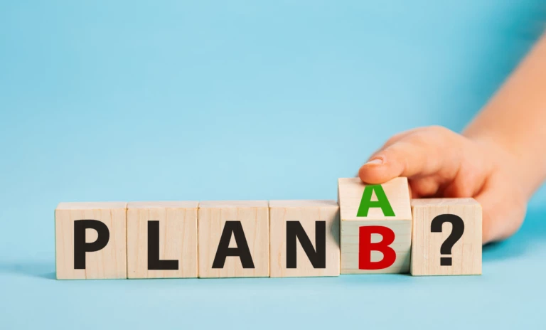 Träklossar med bokstäver som bildar ordet Plan A/B?