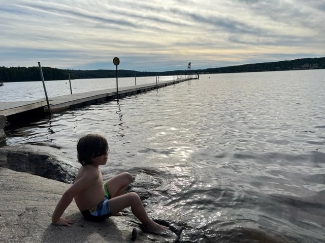 Barn badar vid Ljusternbadets brygga.